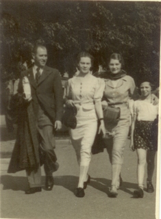 Iš dešinės Ada Gensaitė, Bronė Budreikaitė, Ella Gensienė (Budreikaitė), Jakobas Gensas