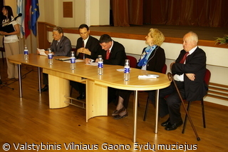 Iš kairės: muziejaus direktorius Markas Zingeris, Izraelio Valstybės nepaprastasis ir įgaliotasis Ambasadorius Chen Ivry, Izraelio viešosios diplomatijos ir diasporos reikalų ministras Yuli Yoel Edelstein, Lietuvos Respublikos Užsienio reikalų vicemini